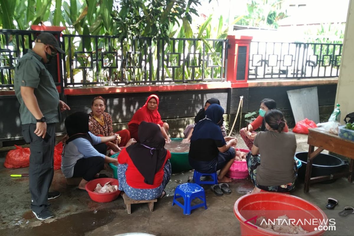 Wabub Berau bagikan paket ayam goreng untuk buka puasa