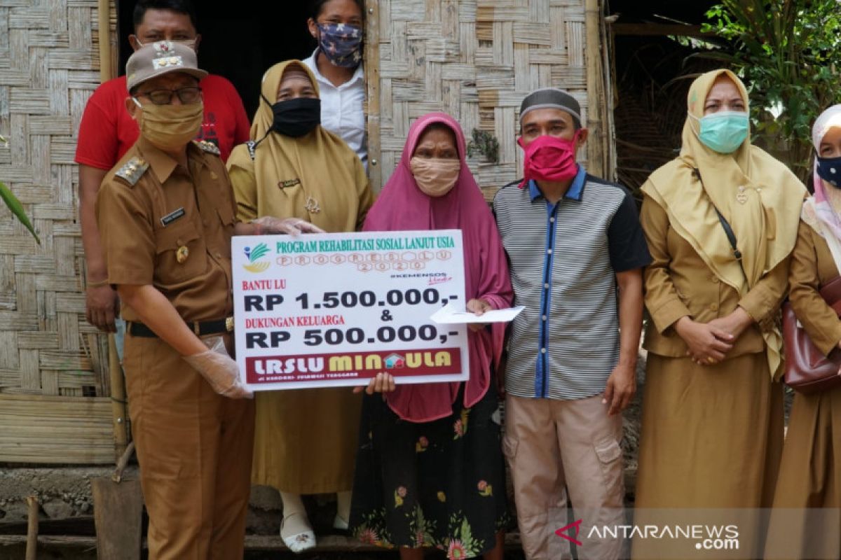 Wabup Gorontalo Utara salurkan bantuan ke 100 lansia