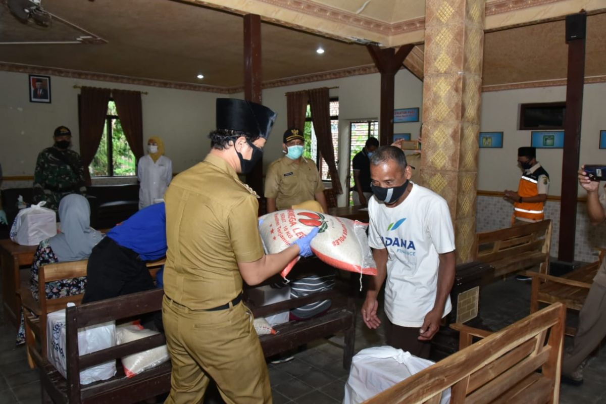 Pemkab Trenggalek salurkan  bantuan sembako warga terdampak COVIS-19