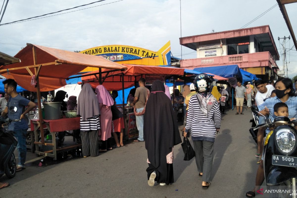 Memaksa berjualan saat PSBB, Pariaman tata pedagang takjil di Pasar Kurai Taji