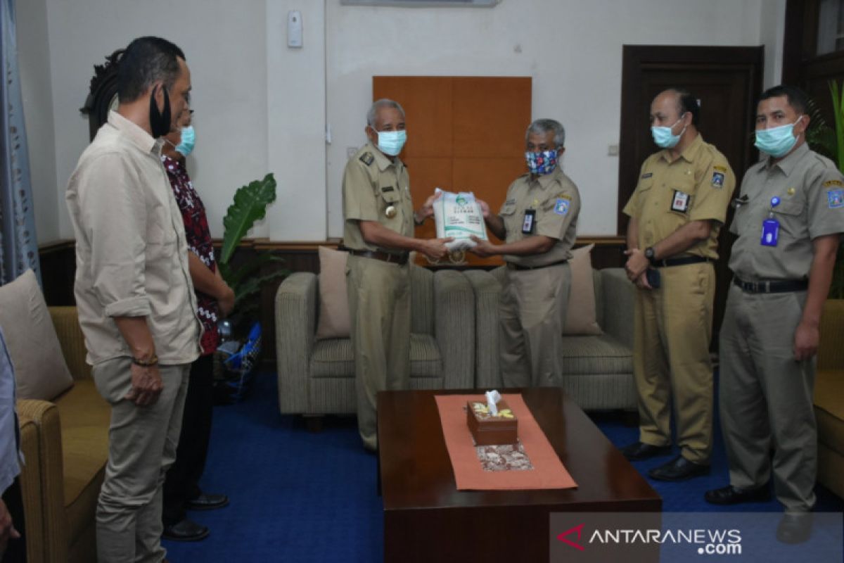 Asosiasi Gapoktan Sleman memberikan bantuan dua ton beras