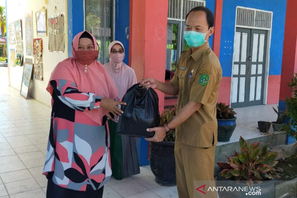 SMPN 3 Tenggarong Bagikan Siswanya Paket Sembako