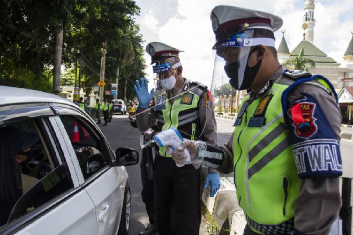 Ratusan kendaraan yang ingin memasuki Sumbar disuruh putar balik