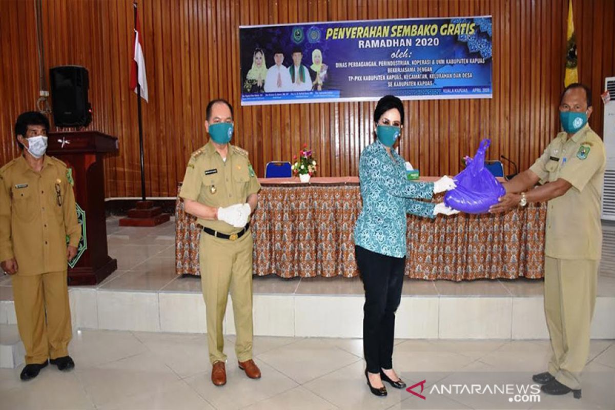 Disprindagkop UKM dan PKK Kapuas salurkan bantuan sembako dan masker