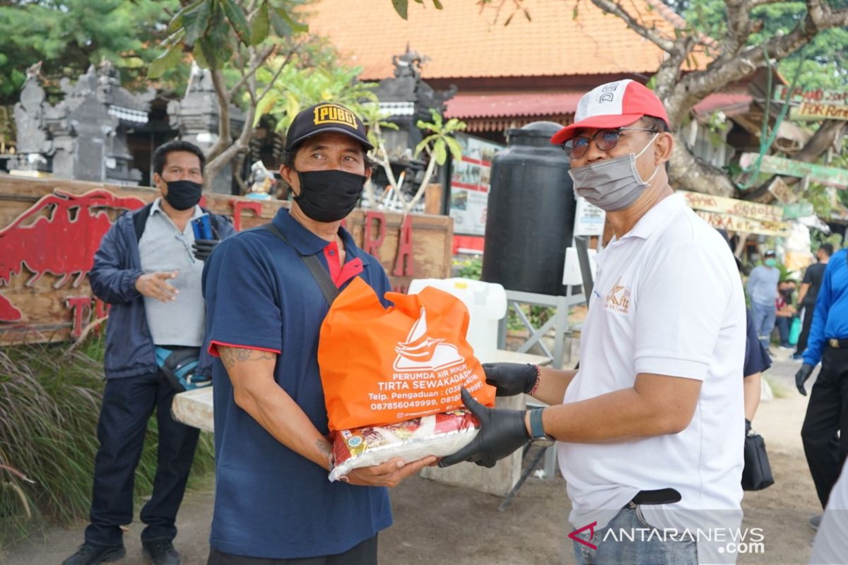 PDAM Denpasar berikan sembako ke nelayan terdampak COVID-19