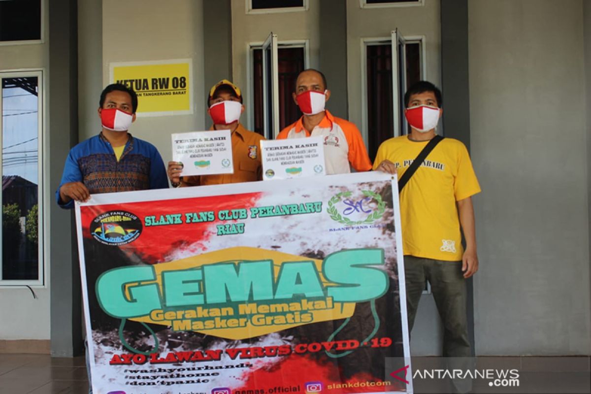 Slankers bagikan ratusan masker "Gemas" cegah COVID-19