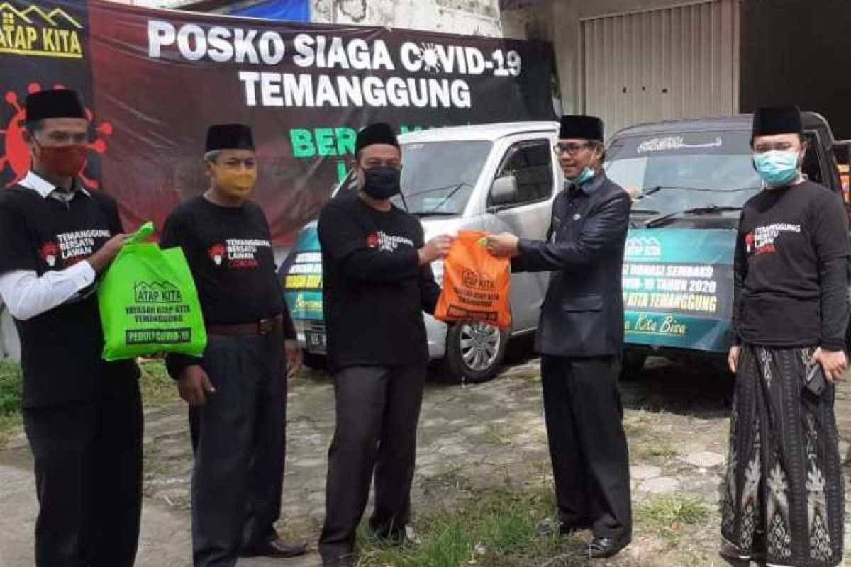 Yayasan Atap Kita Temanggung bagikan sembako bagi warga terdampak COVID-19