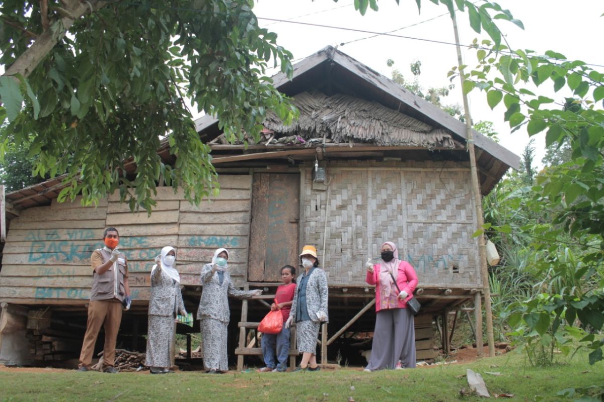IBI-BKKBN Sultra bagi-bagi sembako kepada warga prasejahtera Kecamatan Nambo