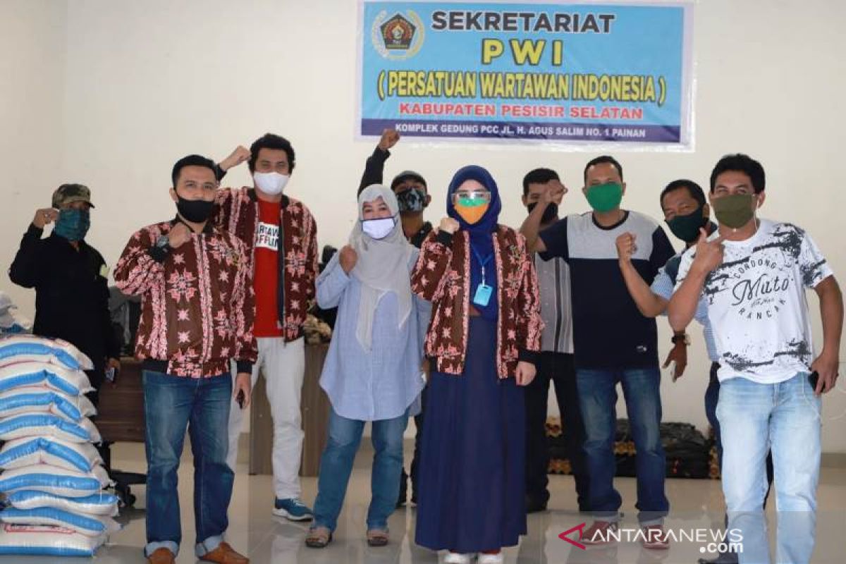 Lisda Hendrajoni serahkan paket sembako ke wartawan di Pesisir Selatan