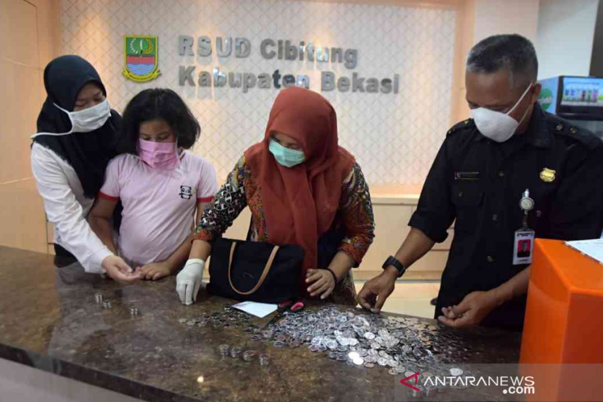 Kakak beradik di Bekasi menyumbangkan celengan untuk bantu rumah sakit