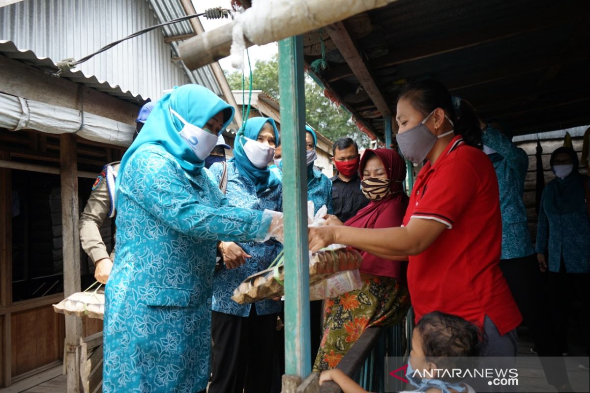 Feby Deru  antarkan langsung bantuan paket sembako ke pemulung