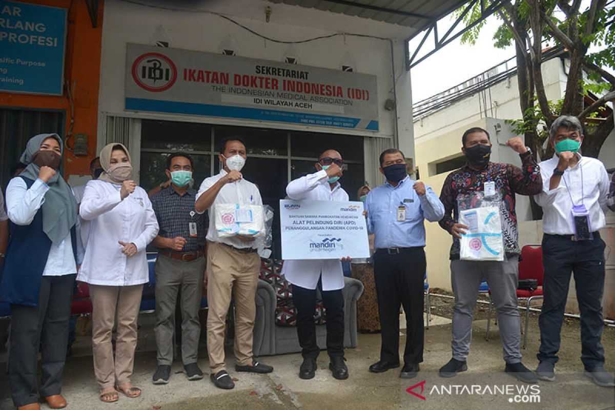 FK BUMN serahkan bantuan APD untuk dokter di Aceh