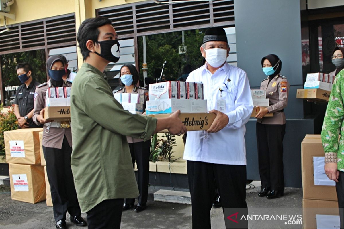 Gibran alihkan relawannya kegiatan kemanusiaan tangani COVID-19