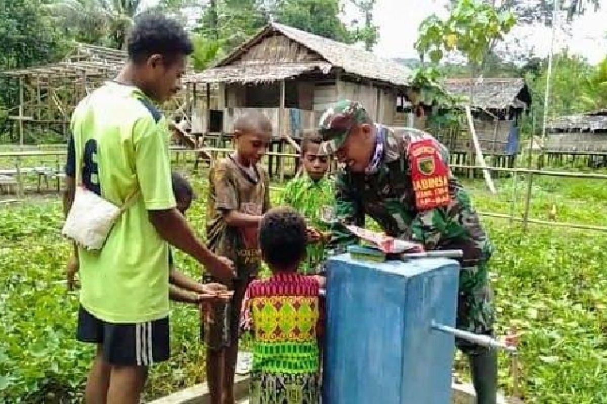 Babinsa Yapen Barat edukasi anak kebersihan mencuci tangan dengan sabun