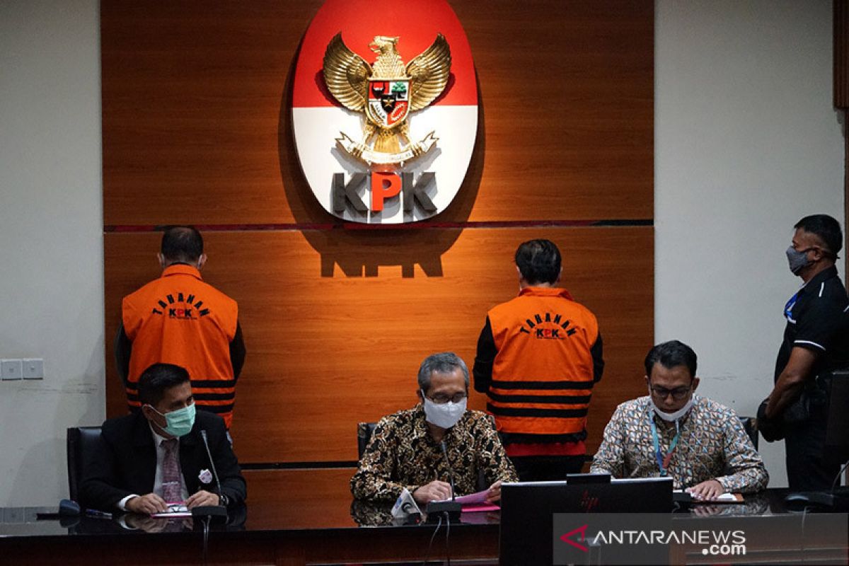 Hukum kemarin, KPK hadirkan tersangka hingga pemudik harus balik arah