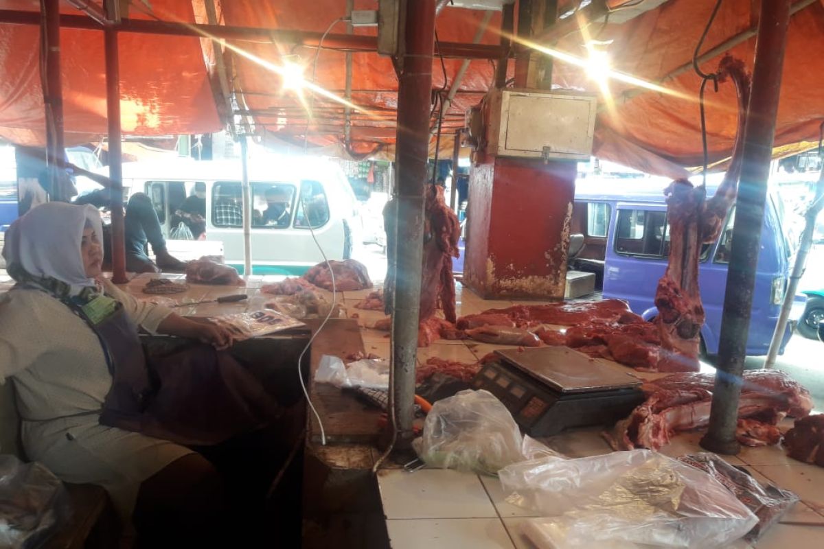 Pedagang Cianjur terpaksa olah daging jadi abon dan dendeng karena pembeli sepi