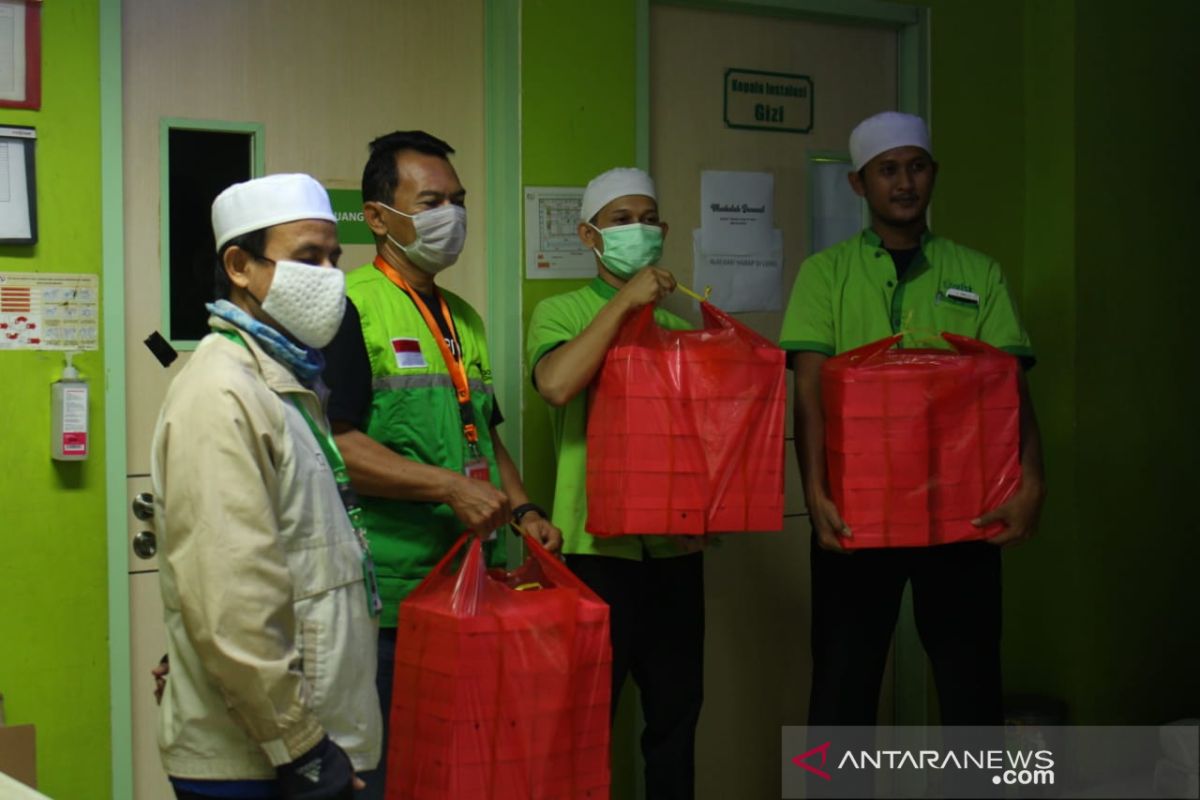 Dompet Dhuafa bagikan paket sembako kepada puluhan guru mengaji