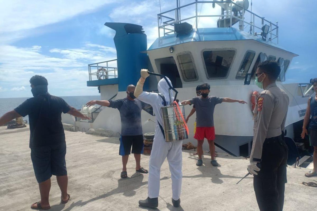 Prajurit TNI-Polri gunakan APD sterilkan kapal barang cegah virus corona