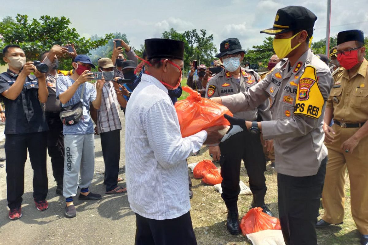 Kapolres Tulang Bawang bagikan sembako di Kecamatan Gedung Aji