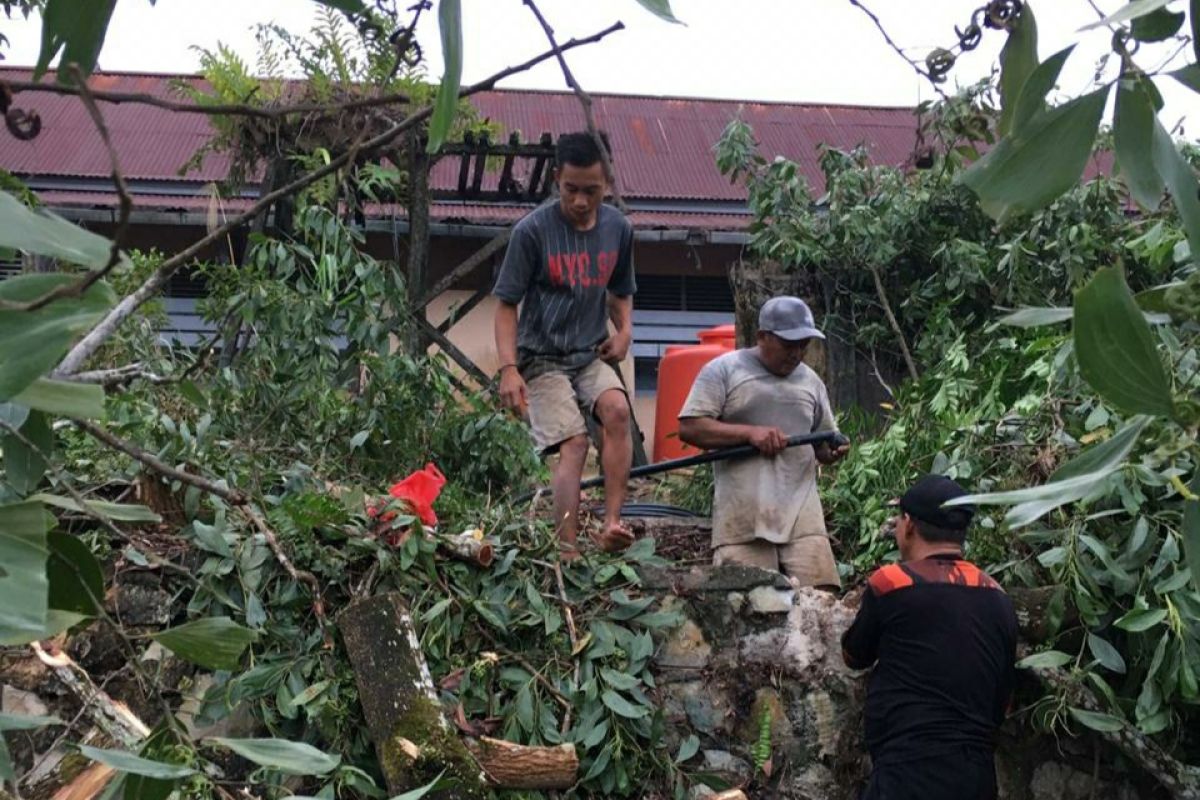 PAM Tirta Senentang Sintang pasok air bersih ke Gedung Karantina COVID-19