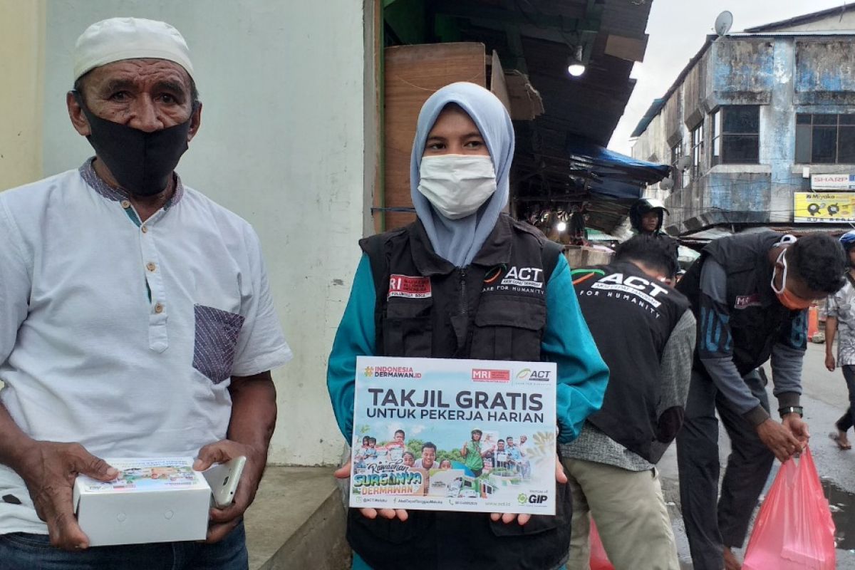 ACT-MRI Maluku berbagi ratusan takjil gratis di Kota Ambon