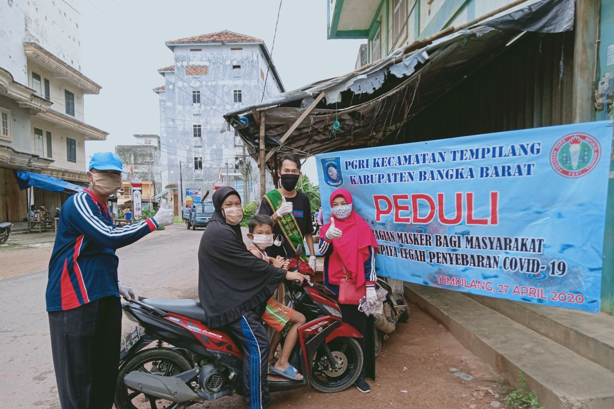 Para guru di Bangka Barat bagikan 1.000 masker kain ke warga