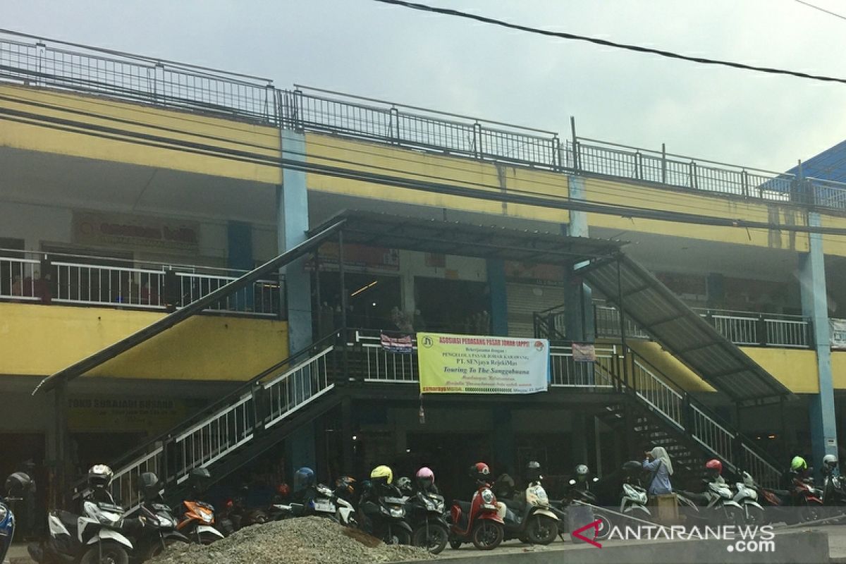 Pasar tradisional dan swalayan di Karawang akan dibatasi jam operasionalnya