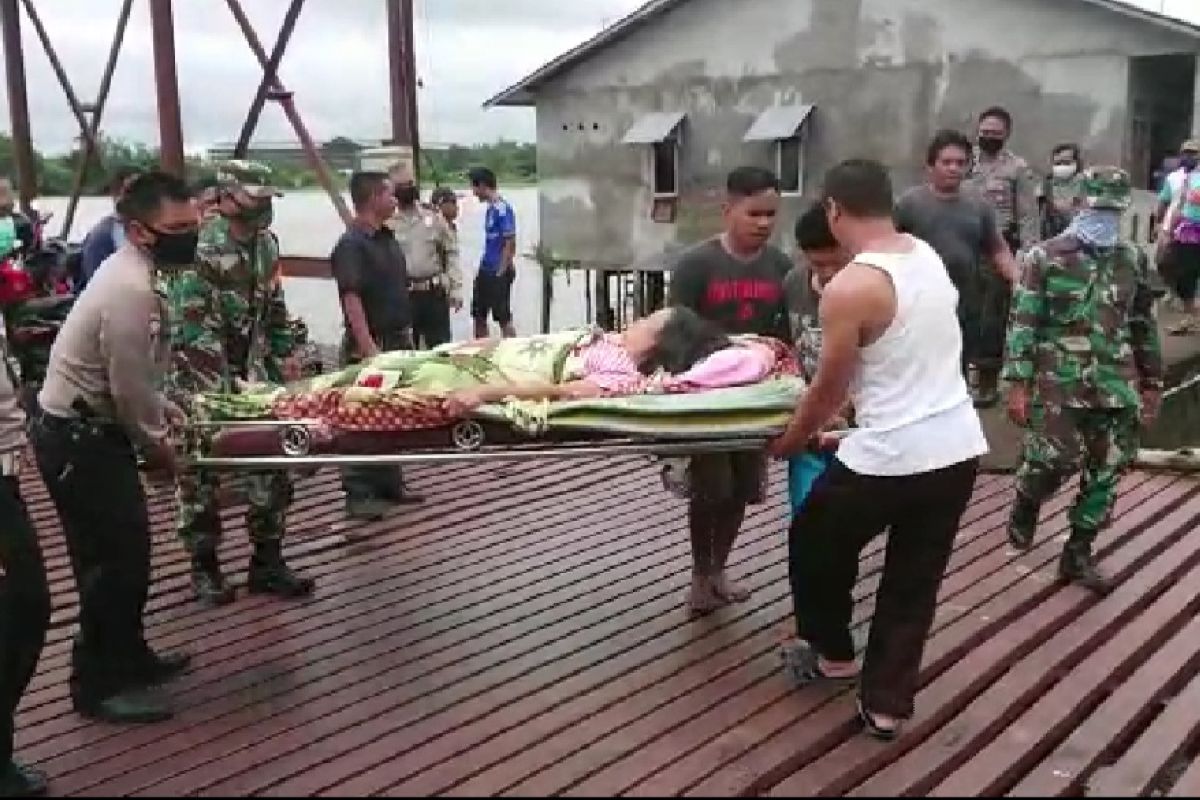 Seorang ibu rumah tangga patah tulang akibat ditimpa pohon tumbang