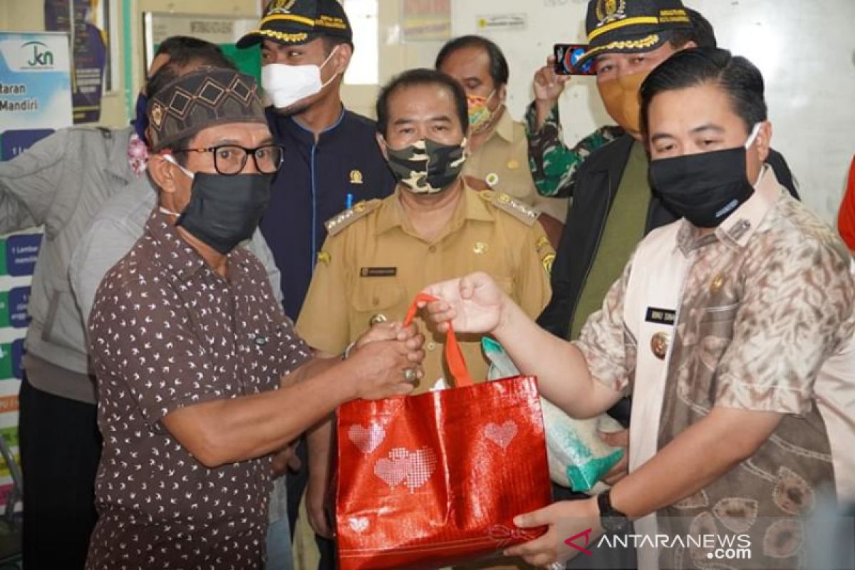 Pemkot Banjarmasin salurkan paket sembako dan uang tunai ke masyarakat