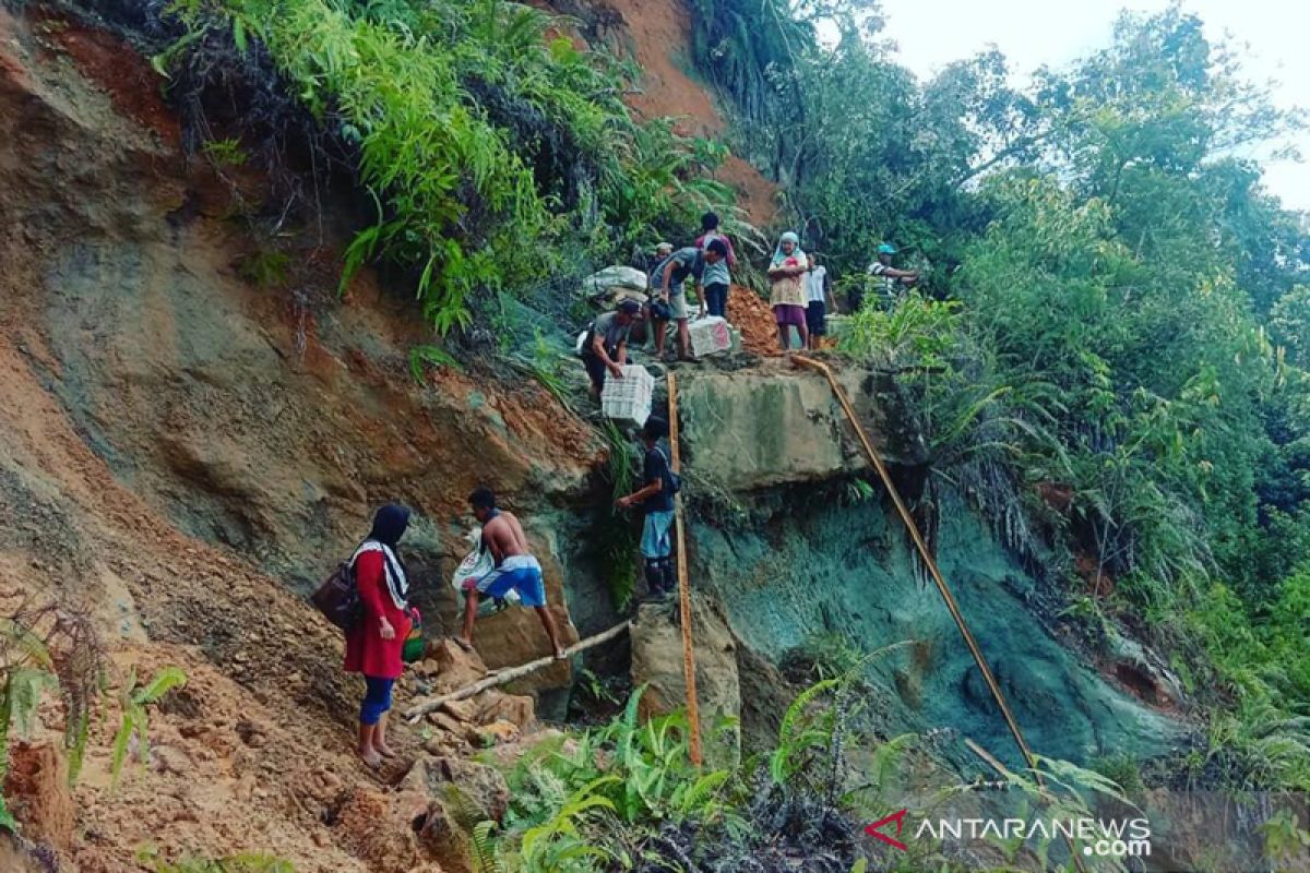 Tertimbun longsor, Desa Lebong Tandai di Bengkulu terisolir