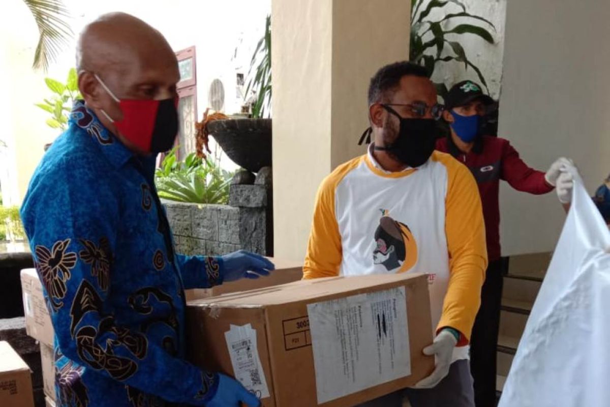 Papua Muda Inspiratif berikan bantuan APD kepada Pemkot Jayapura