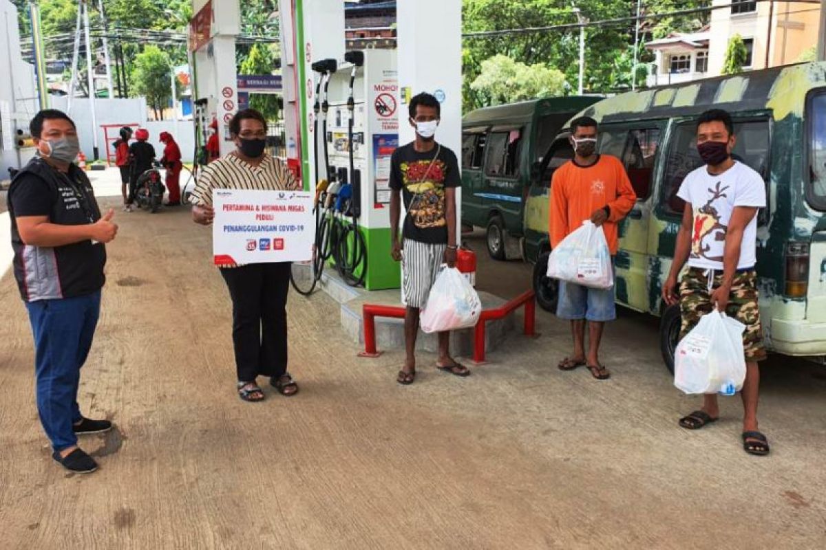Pertamina dan Hiswana berikan bantuan sembako kepada supir angkot di Kota Jayapura