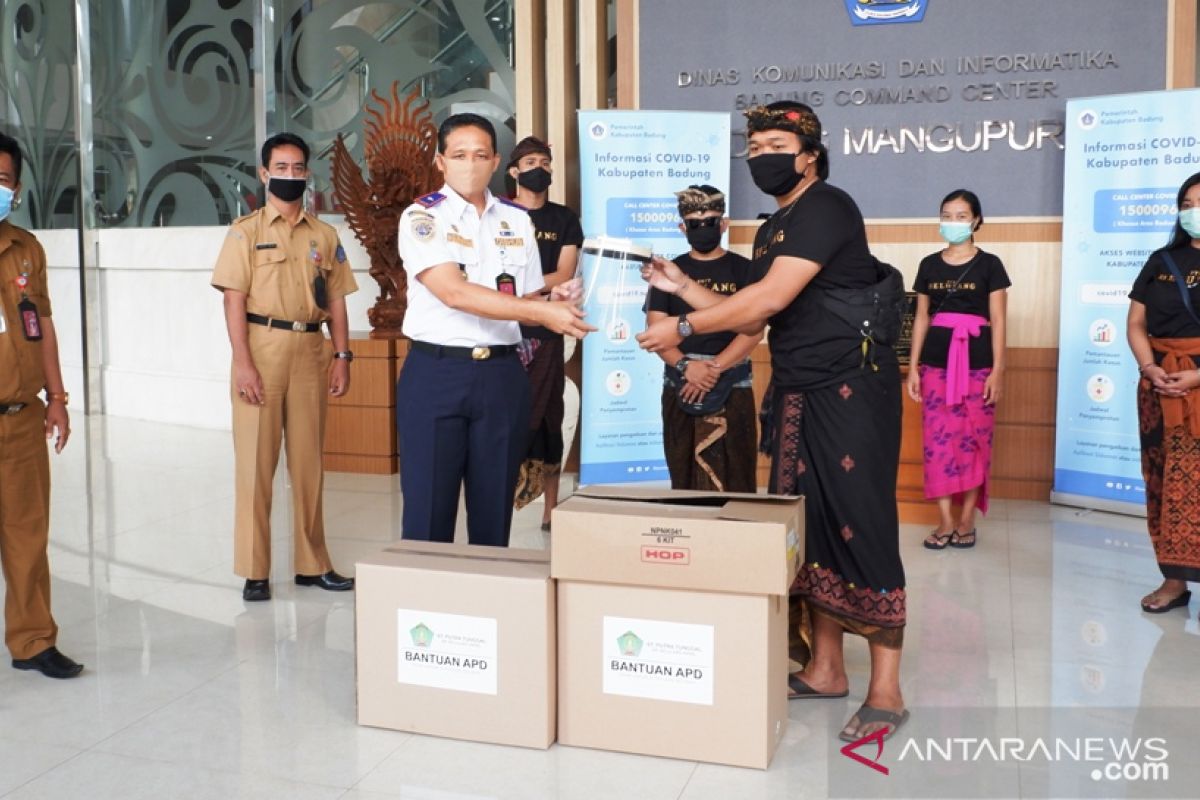 Kelompok pemuda serahkan bantuan pelindung wajah ke Pemkab Badung