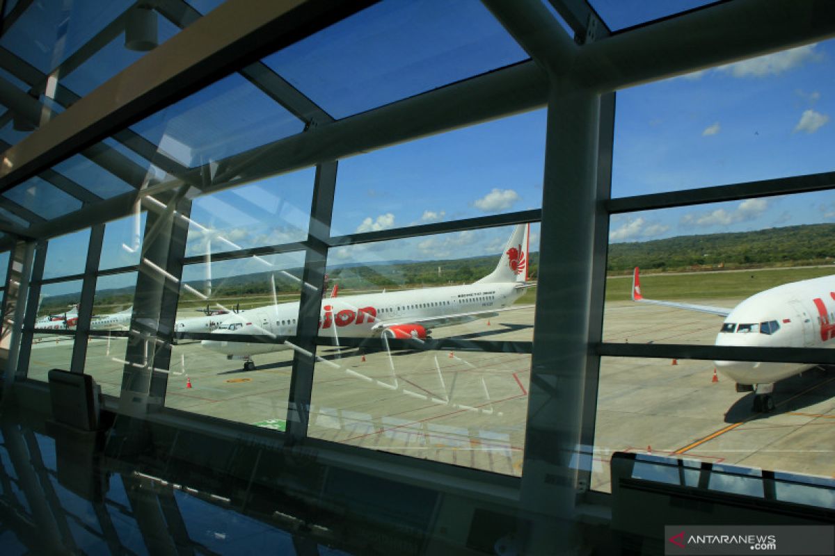 Belasan pesawat parkir di bandara El Tari Kupang