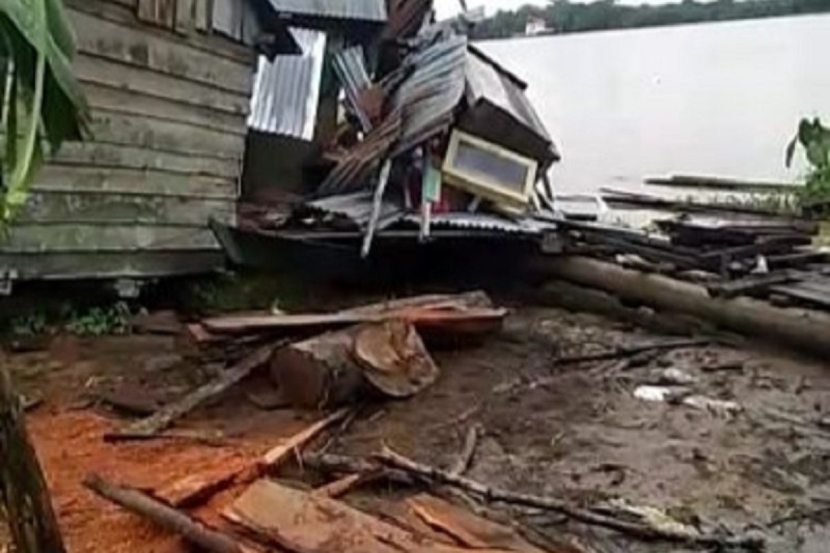 Kapal tongkang seruduk rumah warga di pinggiran Sungai Batanghari