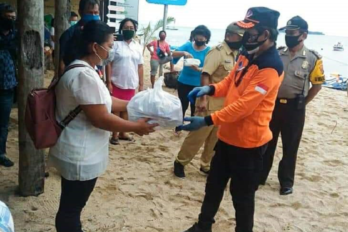 Wali Kota Manado serahkan bantuan warga terdampak COVID-19 di Pulau Bunaken