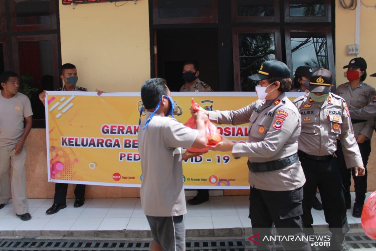 Aksi Polda NTT bagikan ratusan paket sembako untuk pekerja harian lepas