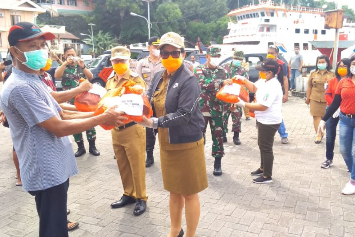 Bupati Sasingen serahkan bantuan sembako bagi buruh Pelabuhan Ulu Siau