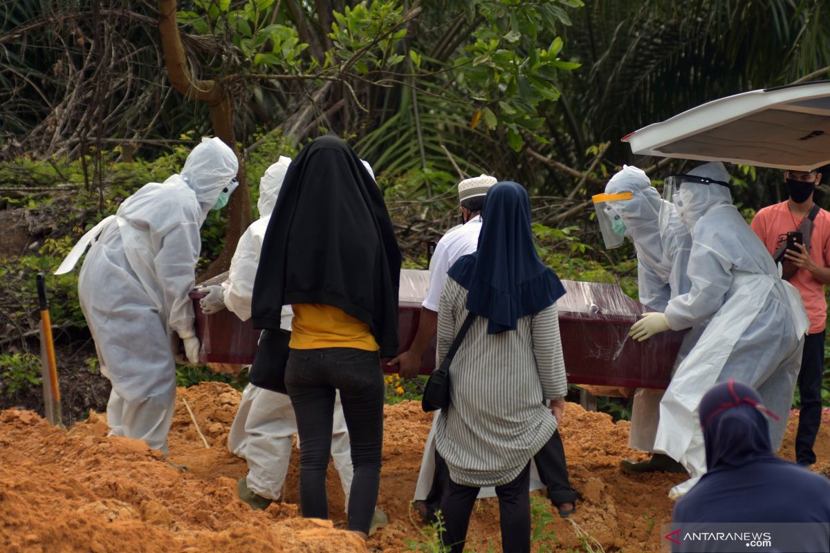 71 jenazah dimakamkan sesuai prosedur penanganan COVID-19 di Pekanbaru