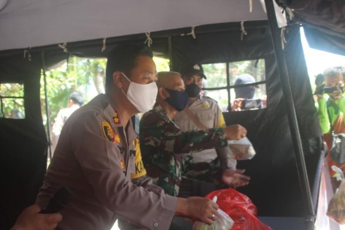 Polres Bangka Tengah salurkan bantuan 500 paket beras