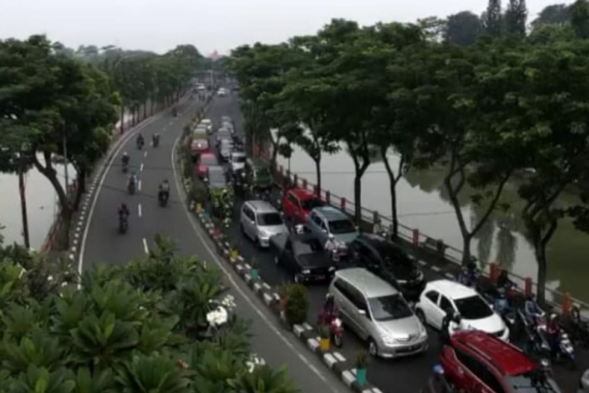 City government orders 14-day closure of Surabaya's offices, companies
