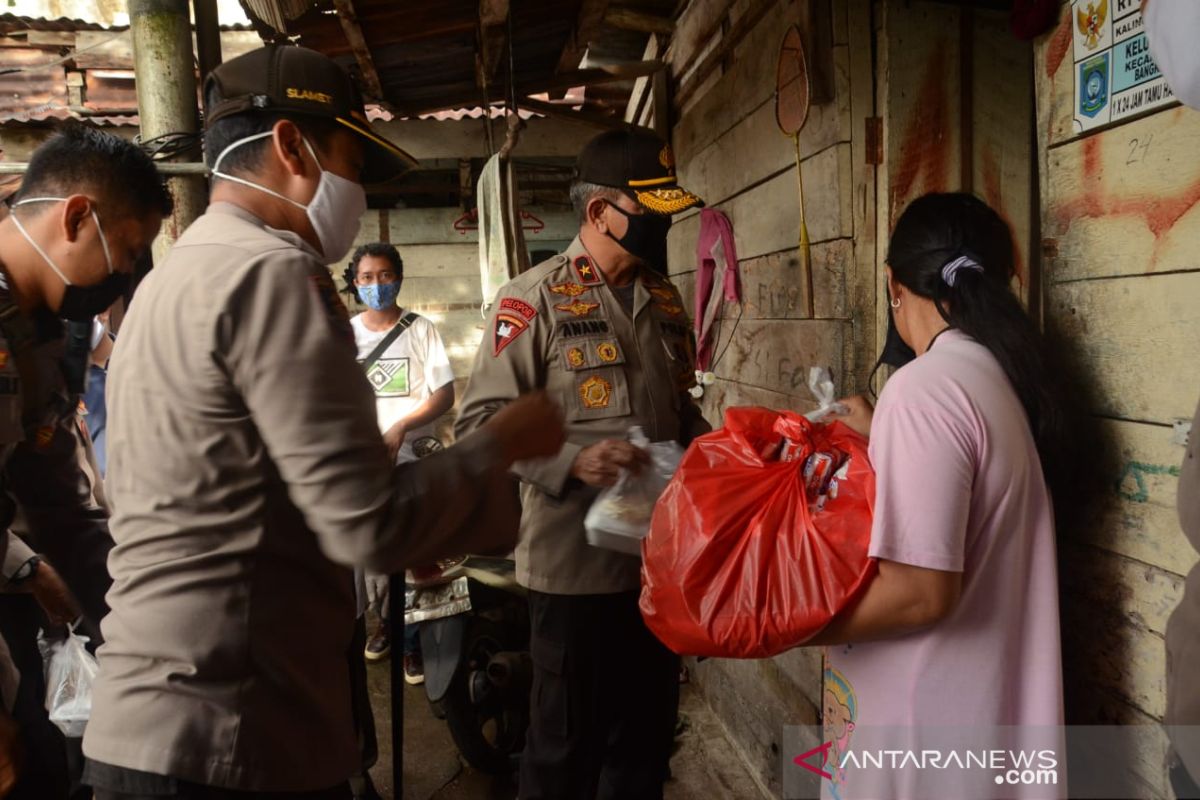 Polda Babel bagikan paket sembako kepada masyarakat kurang mampu