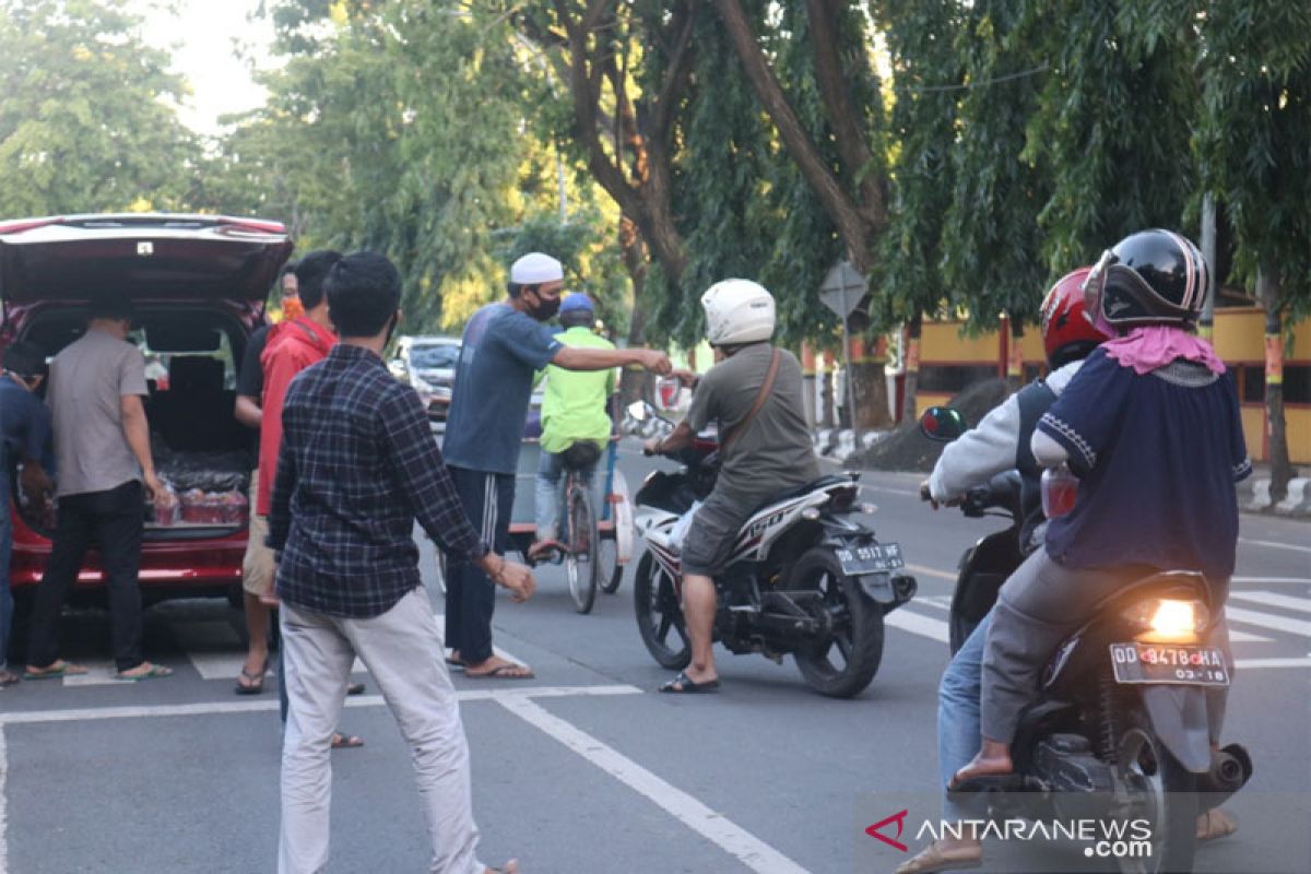 Kawan Muda IA siapkan takjil buka puasa selama Ramadhan