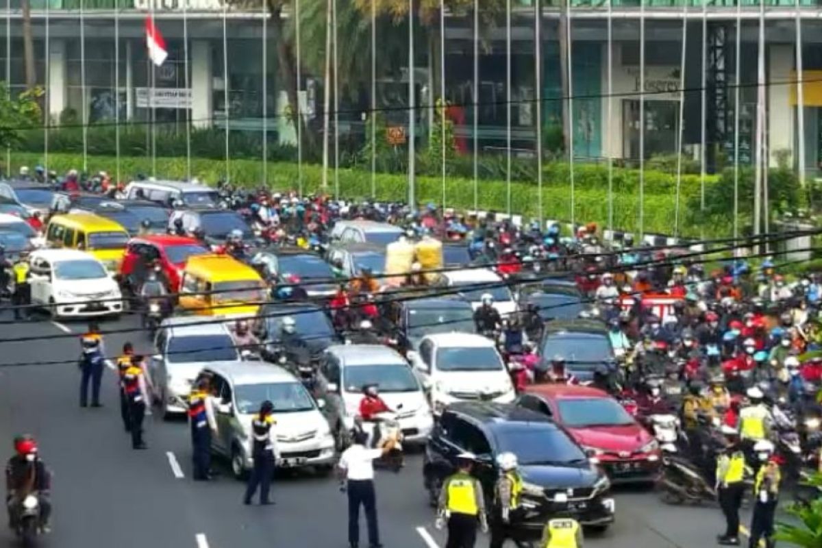 Hari pertama PSBB, kemacetan terjadi di perbatasan Surabaya-Sidoarjo