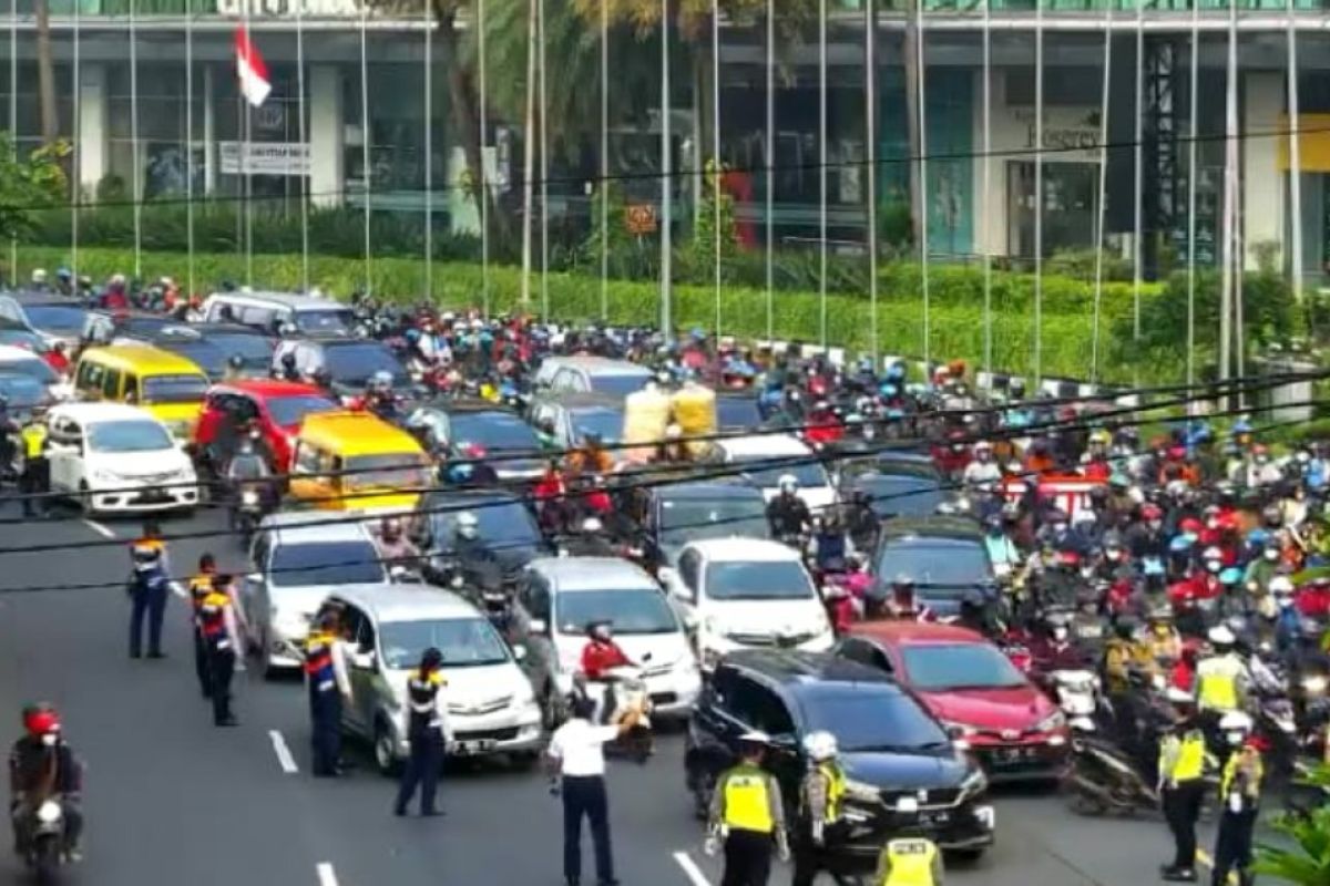 Kemacetan terjadi di Bunderan Waru Surabaya saat hari pertama PSBB