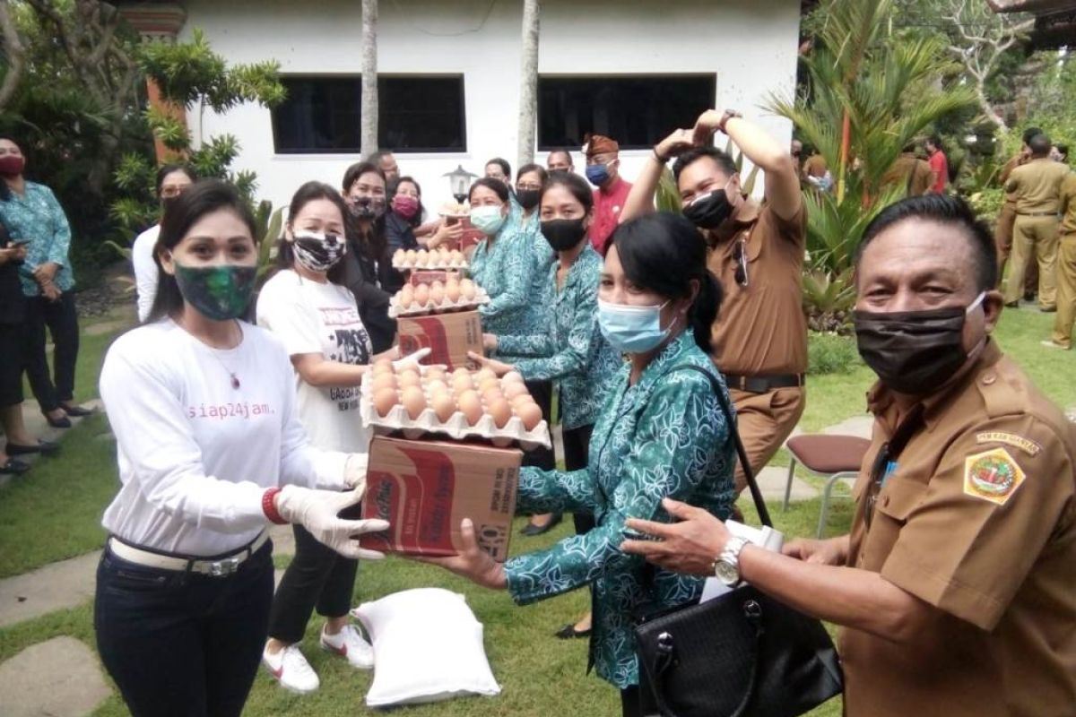 Ketua PKK Gianyar bantu kadernya terdampak COVID-19