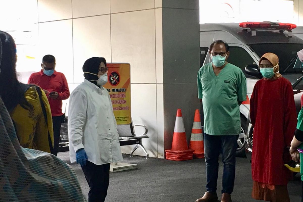 Wali Kota Risma semangati para dokter di RSUD Soewandhie Surabaya