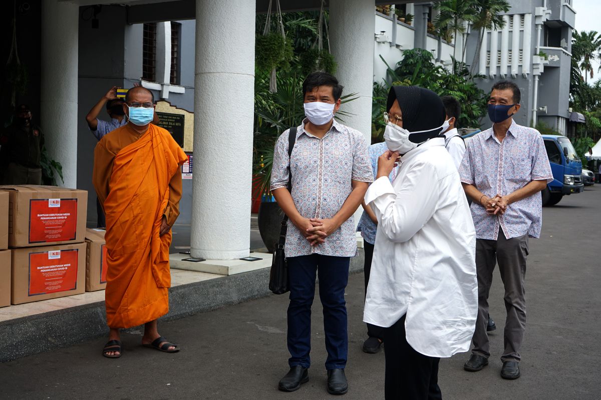 Keluarga Buddhayana bantu 5.000 baju hazmat untuk tenaga medis di Kota Surabaya