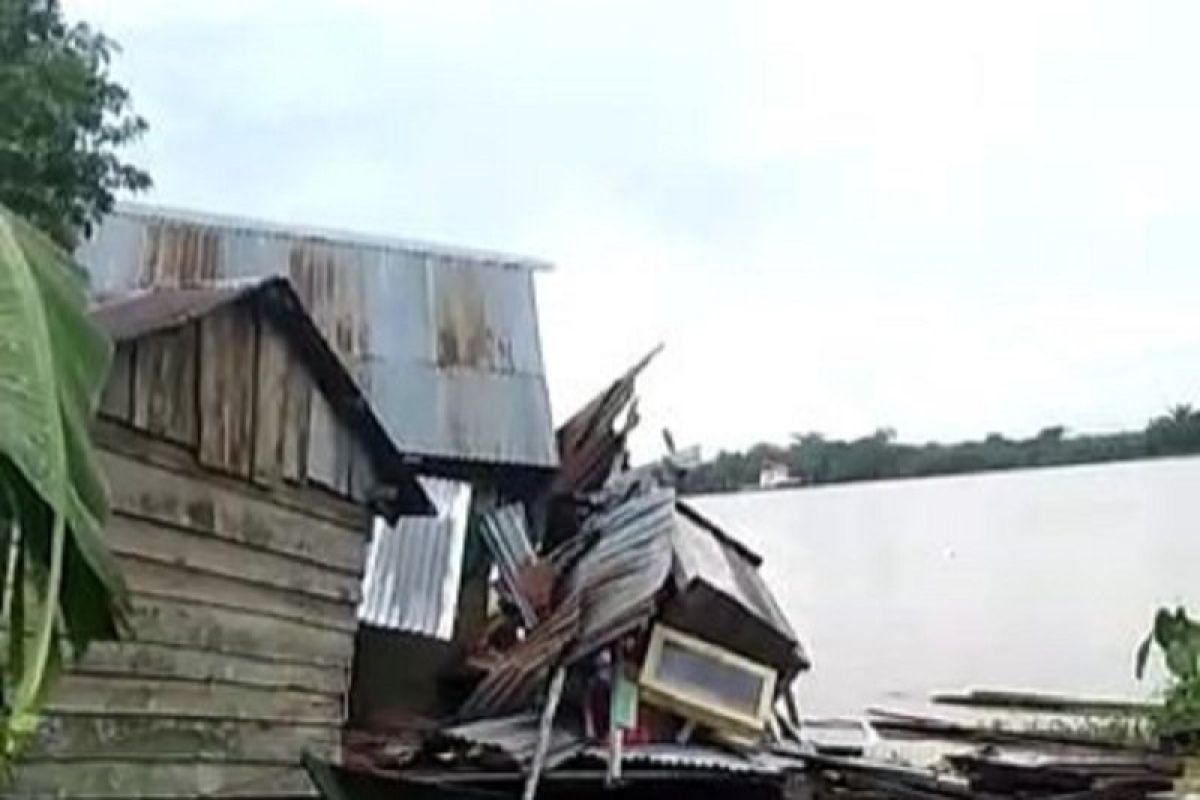 Lima unit rumah warga di bantaran Sungai Batanghari rusak parah ditabrak kapal tongkang
