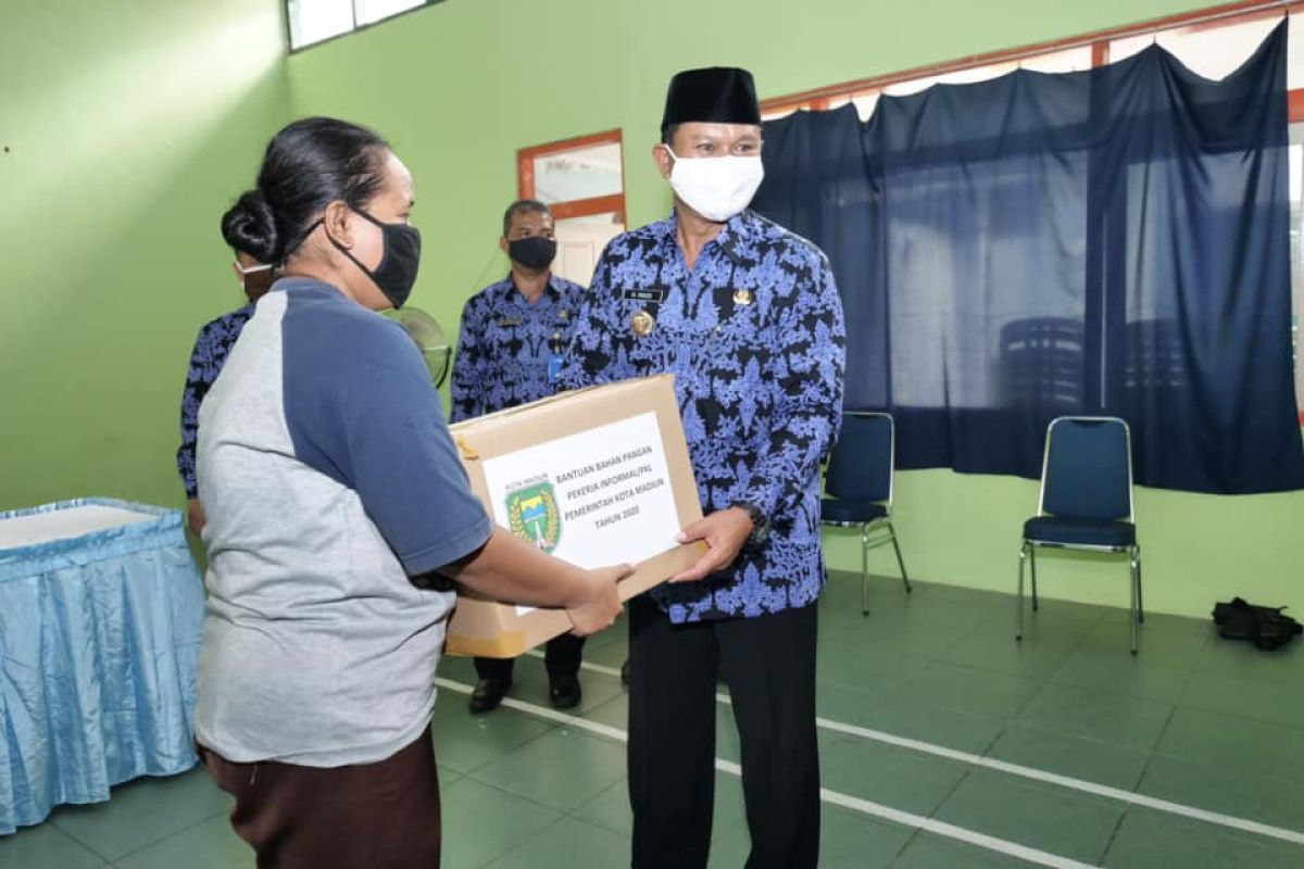 Pemkot Madiun salurkan bantuan bahan pangan bagi pekerja informal